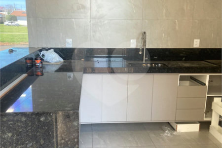 Casa à venda com 3 quartos, sendo 1 suíte, no condomínio Residencial Alto da Boa Vista, Araraquara - SP