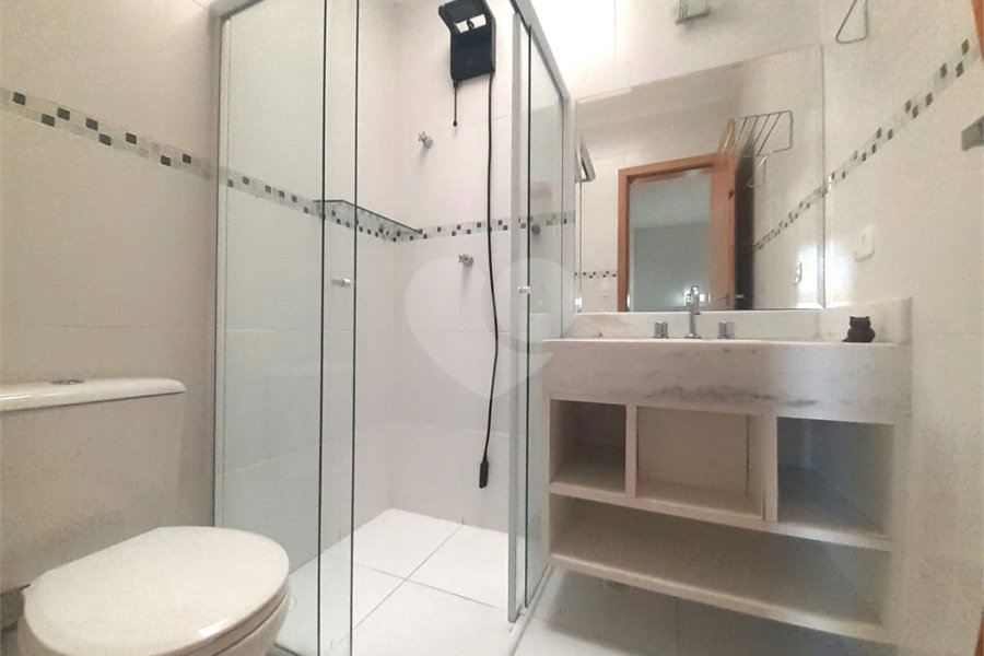 Casa à venda com 3 quartos, sendo 1 suíte, no condomínio Apeu, São Paulo - SP