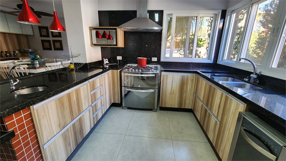 Casa à venda ou para alugar com 5 suítes no condomínio Residencial Jardim Primavera, Louveira - SP