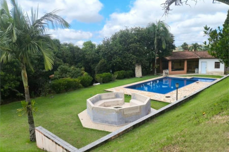 Casa à venda com 3 suítes no condomínio Granja Verediana, Ibiúna - SP
