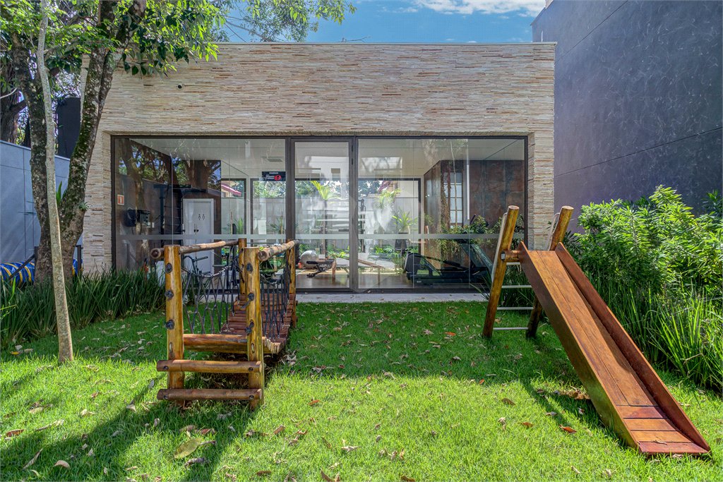 Casa à venda ou para alugar com 3 suítes no condomínio Jardim Flora, São Paulo - SP