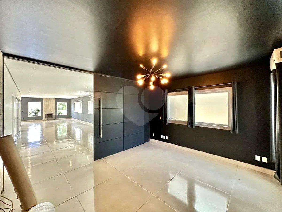 Casa em condomínio Impecável, 4 dorms / 2 suítes, varanda gourmet, piscina, 3 lareiras