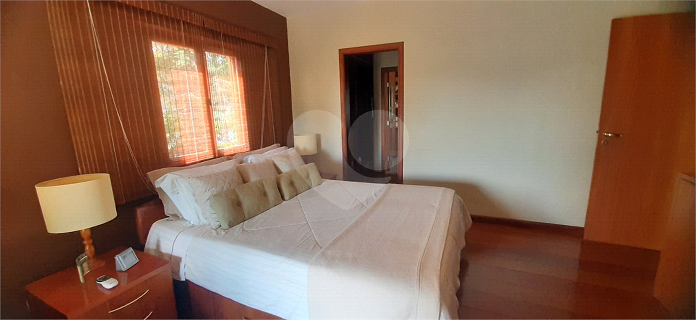 Casa à venda com 4 quartos, sendo 3 suítes, no condomínio Sausalito, Mairiporã - SP
