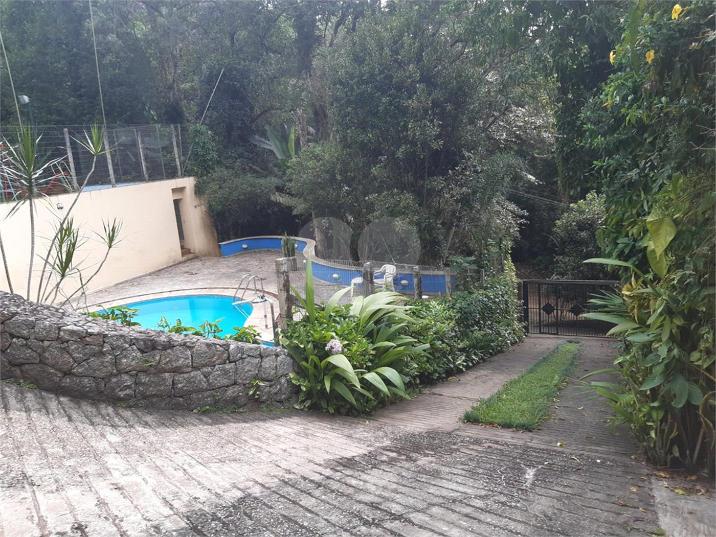 Casa à venda com 4 quartos, sendo 2 suítes, no condomínio Champs Elysees Village, Mairiporã - SP