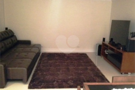 Casa à venda com 3 quartos, sendo 1 suíte, no condomínio Residencial Água Fria, São Paulo - SP