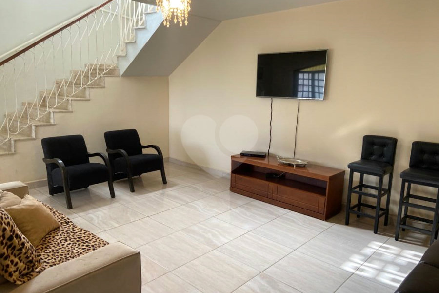 Casa à venda com 5 quartos, sendo 4 suítes, no condomínio Vilarejo Estoril, Mairiporã - SP