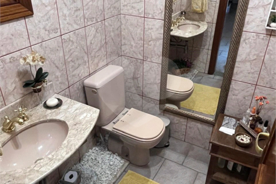 Casa à venda com 4 quartos, sendo 2 suítes, no condomínio Jornalista Américo Ariza, São Paulo - SP