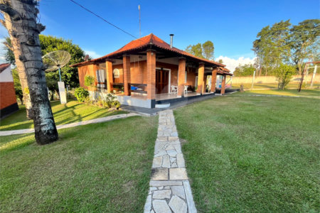Chácara à venda com 6 quartos, sendo 1 suíte,  em Cercadinho, Alambari, SP