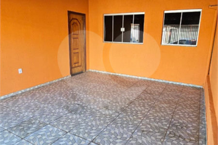 Excelente Casa Residencial no São Carlos 5 com 3 Quartos (1 Suíte) e Garagem Coberta para 2 Carros