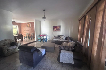 Casa espaçosa e confortável em um bairro tranquilo a venda.