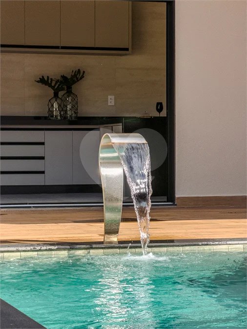 Indaiatuba - Condomínio Milano - Sobrado - 350 m² de terreno - 240 m² de área construída - 4 vagas de garagem, sendo 2 cobertas - Salas de estar e jantar integradas - 3 suítes com closet e varanda no pavimento superior - Escritório no térreo - Espaço gourmet com churrasqueira - Banheiro externo