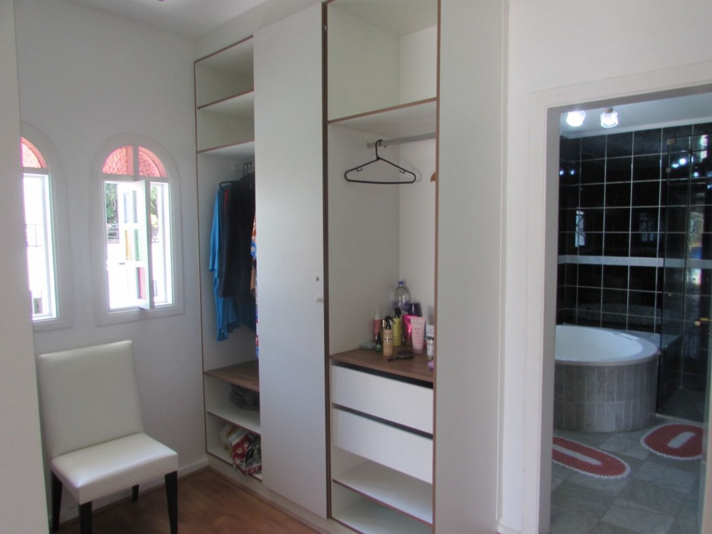 Casa de Alto Padrão com 5 Suítes e Lazer Completo– Guarujá
