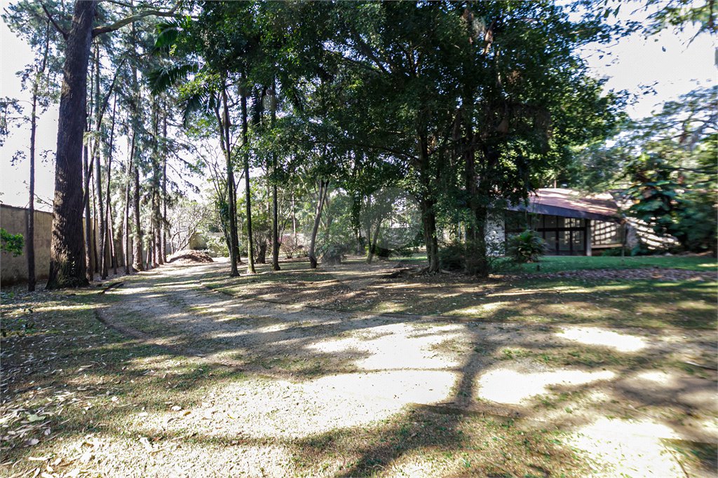 Casa à venda com 5 quartos, sendo 3 suítes, no condomínio Chácara Flora, São Paulo - SP