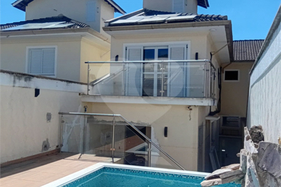 Casa à venda com 3 suítes no condomínio Residencial Jd. Floresta, São Paulo - SP