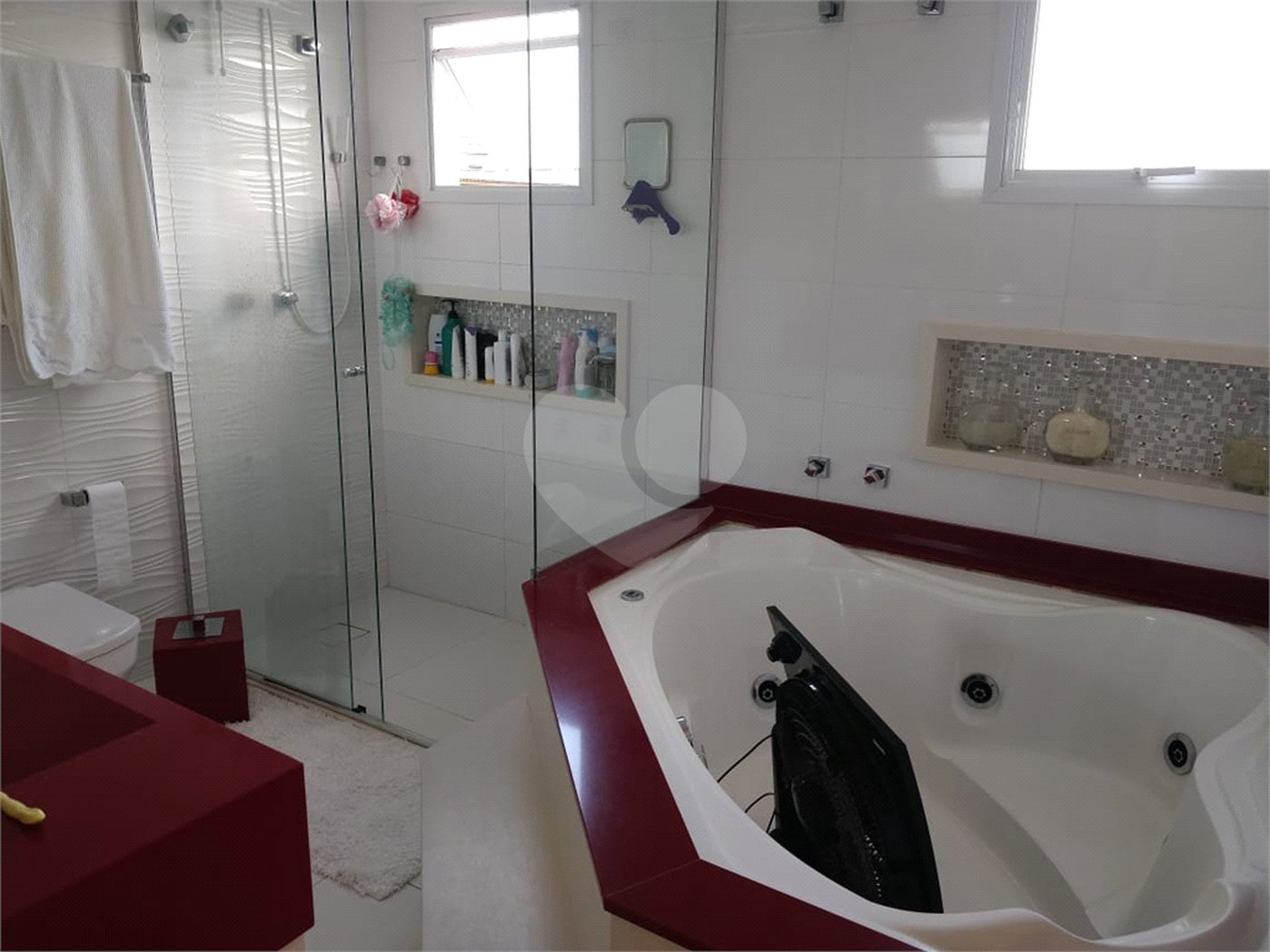 Sobrado à venda com 3 quartos, sendo 1 suíte,  em Vila Oliveira, Mogi das Cruzes, SP