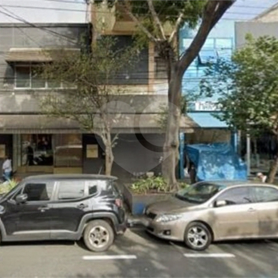 Prédio Comercial com 300m² , 3 pavimentos , refeitório , 2 banheiros , à venda no Brás.