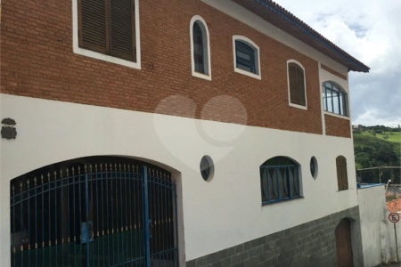 Casa à venda com 4 quartos, sendo 1 suíte, no Centro, Piracaia, SP