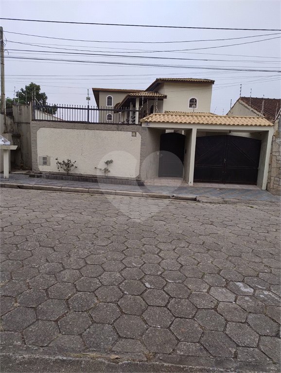 Sobrado à venda com 6 quartos, sendo 2 suítes, em Balneário Stella Maris, Peruíbe, SP
