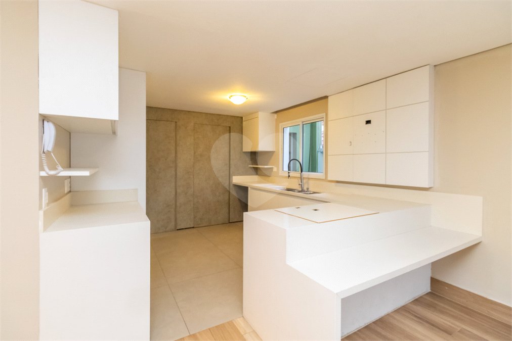 Casa à venda com 4 quartos, sendo 3 suítes, no condomínio Village Place, São Paulo - SP