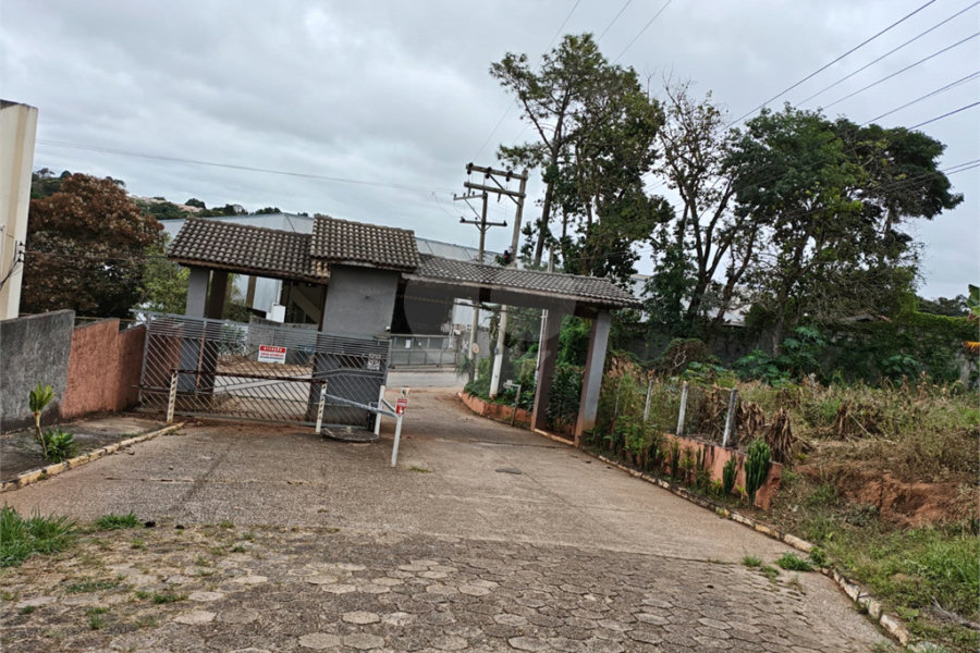 Casa à venda com 4 quartos, sendo 2 suítes,  em Country Residencial Felix, Bom Jesus dos Perdões, SP