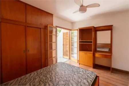 Sobrado à venda em rua fechada 480m², 4 quartos e churrasqueira no Jd das Vertentes próximo Metro Vila Sônia