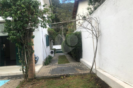 Sobrado à venda com 3 quartos, sendo 1 suíte,  em Panamby, São Paulo, SP