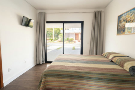 Casa à venda com 4 quartos, sendo 1 suíte, no condomínio Residencial Pinheiros do Lago, Alambari - SP