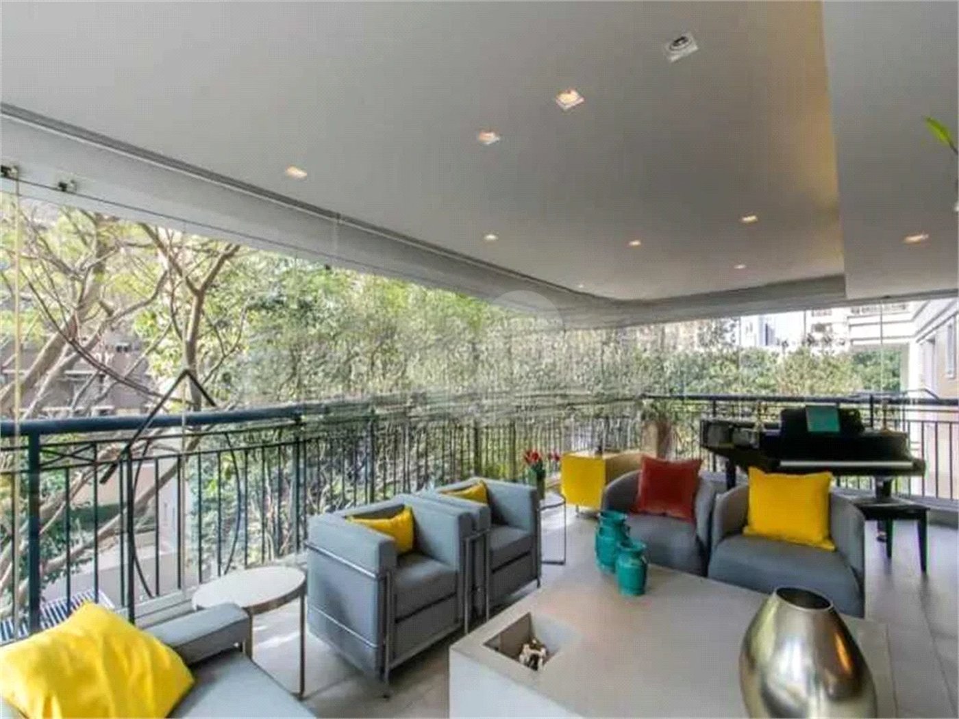 Apartamento de 306m² na melhor região de Moema, 3 suítes, 5 vagas, varanda gourmet, depósito, fora de rota