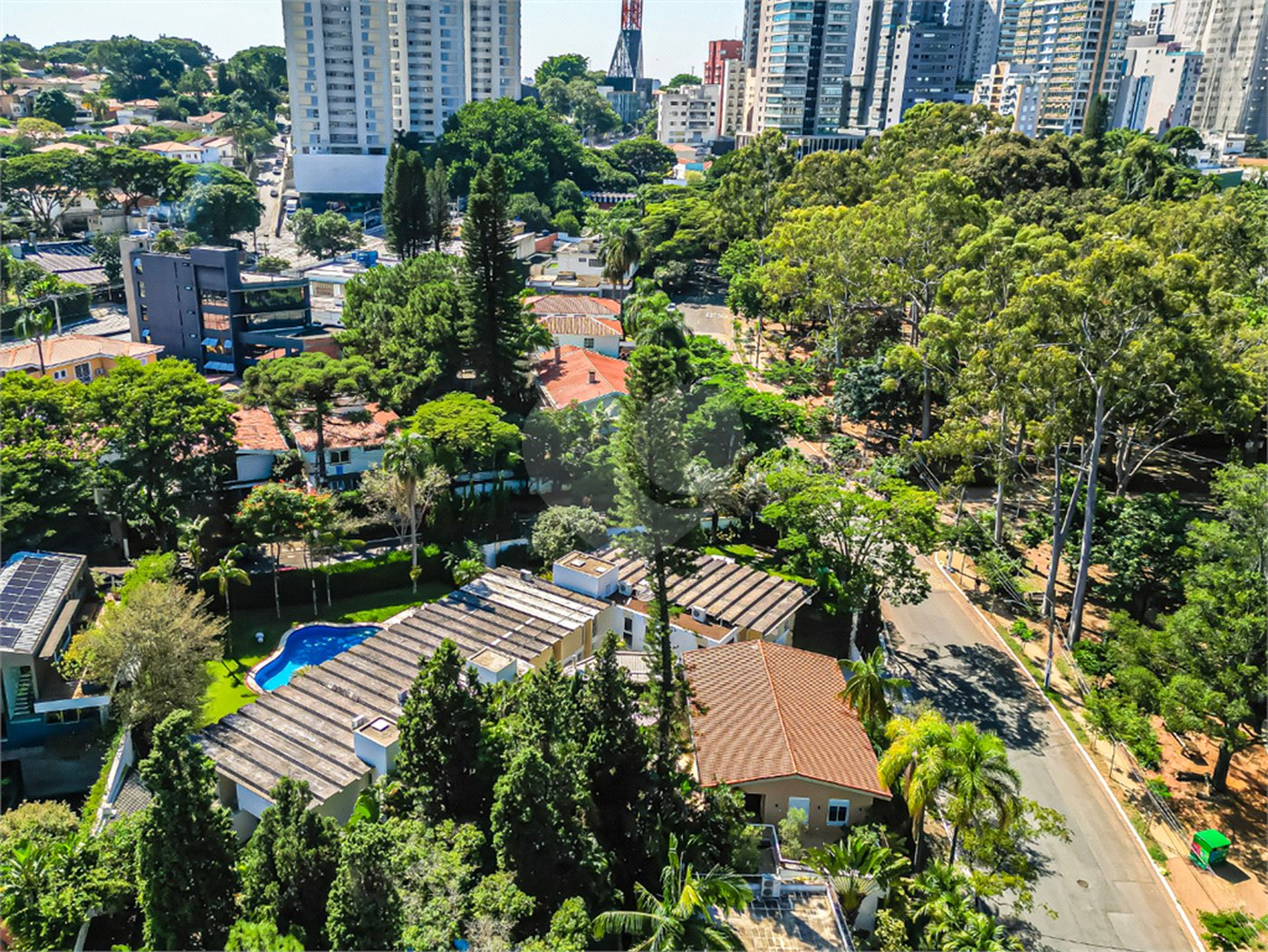 Sobrado à venda com 5 suítes em Pinheiros, São Paulo, SP