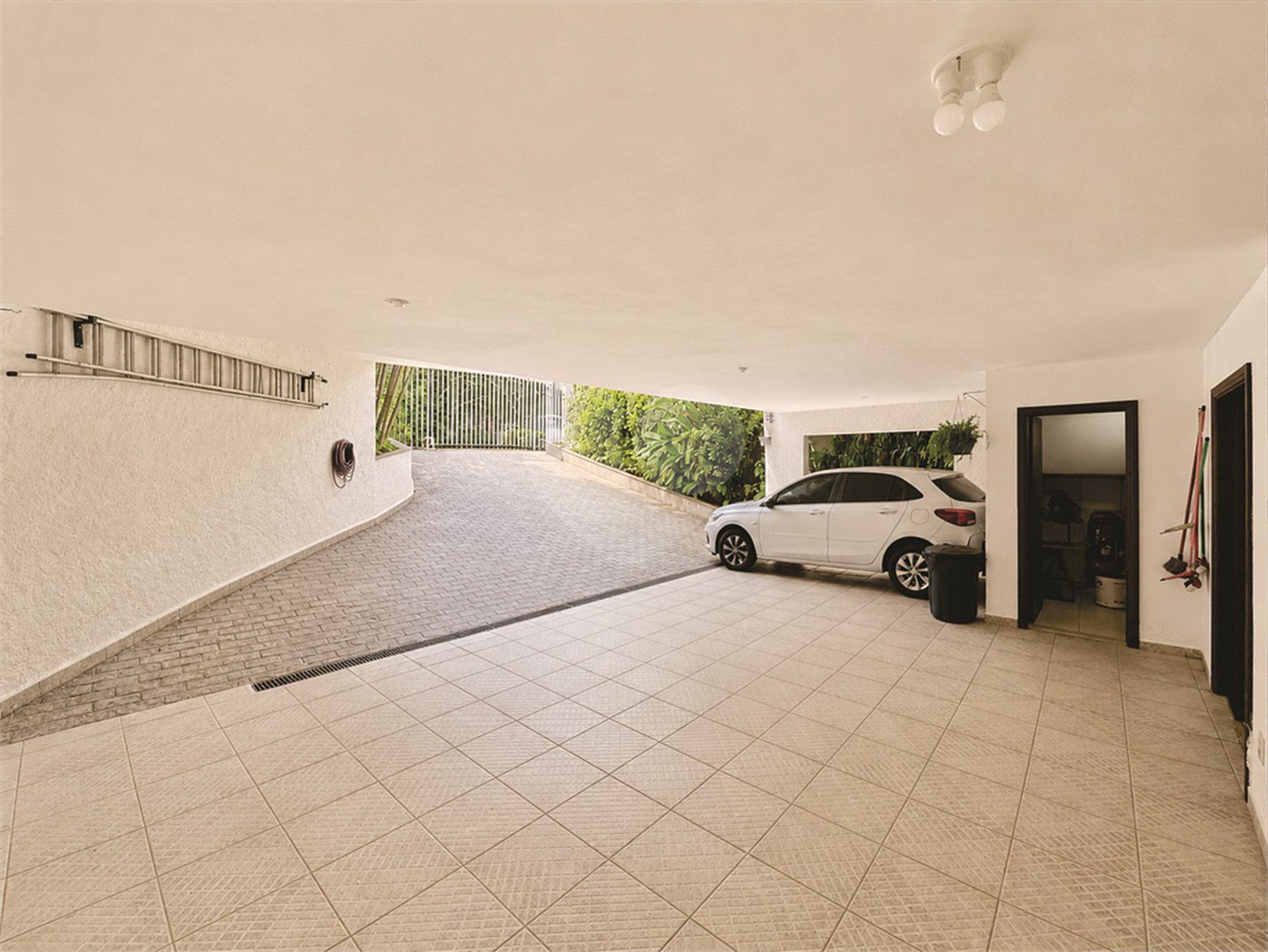 Casa à venda com 5 quartos, sendo 4 suítes,  no condomínio Parque dos Príncipes, São Paulo - SP
