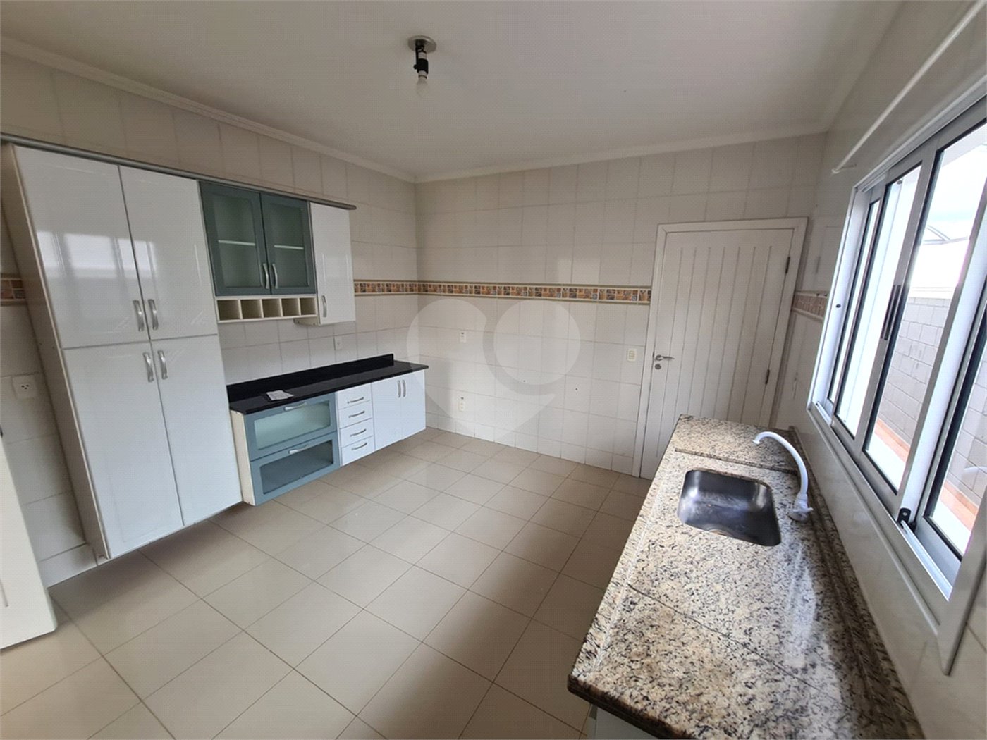 Casa à venda com 3 quartos, sendo 2 suítes, no condomínio Terras de São Francisco, Vinhedo - SP
