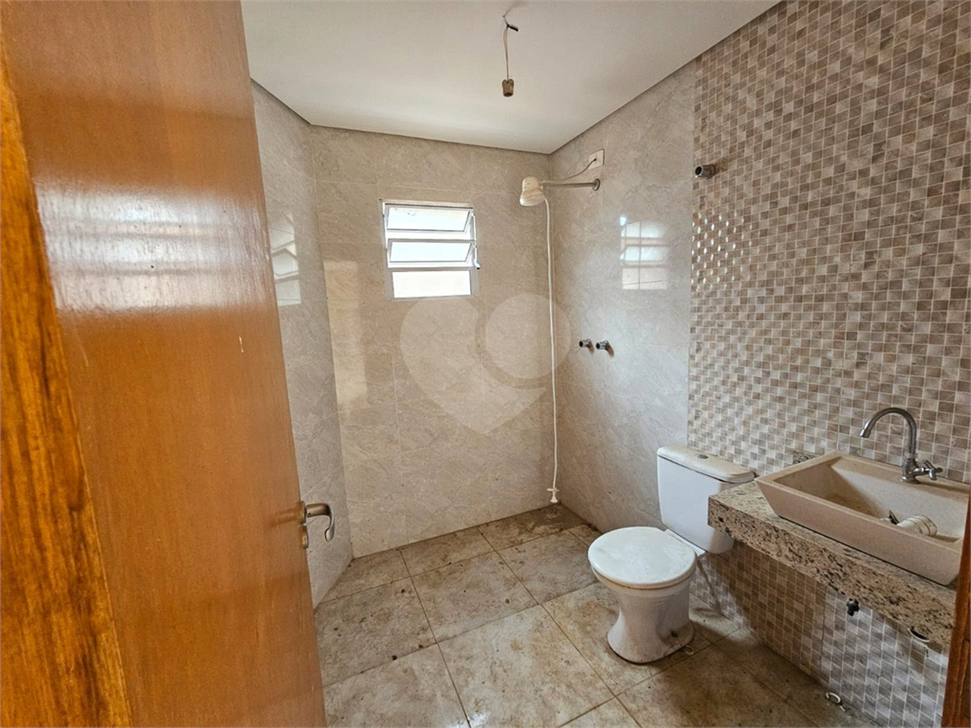 Casa à venda com 4 quartos, sendo 1 suíte,  no condomínio Jardim Shangri-lá, Atibaia - SP