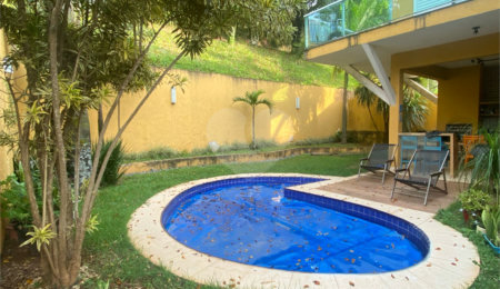 Casa à venda com 4 quartos, sendo 3 suítes, no condomínio Quintas de São Fernando, Cotia - SP