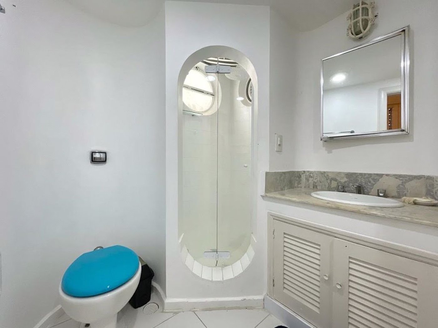 Apartamento Frente Mar com 4 Quartos para Venda ou Locação em Pitangueiras – Guarujá/SP