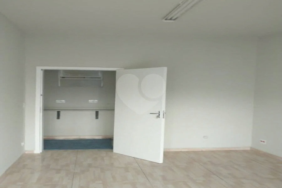 Ótima sala para escritório com 37 m², possui 2 ambientes.