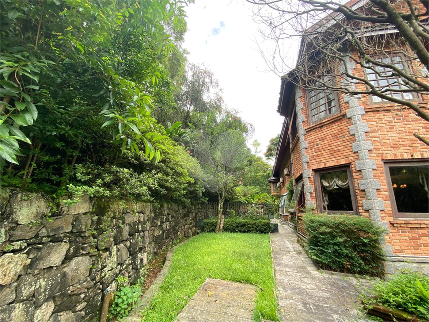 Casa à venda ou para alugar com 5 quartos, sendo 3 suítes,  em Fazenda Morumbi, São Paulo, SP