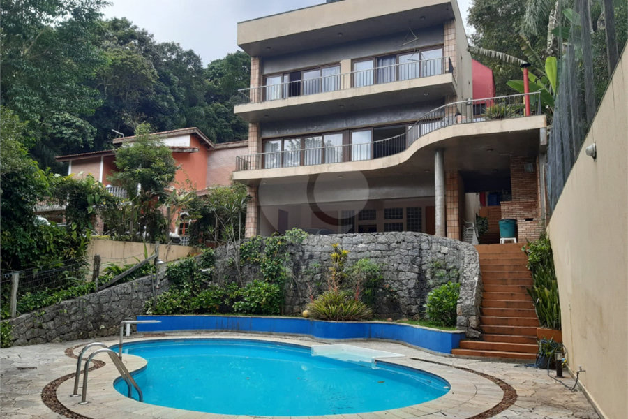 Casa à venda com 4 quartos, sendo 2 suítes, no condomínio Champs Elysees Village, Mairiporã - SP