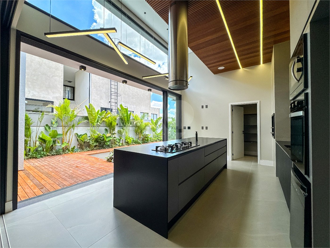 Casa à venda com 3 suítes no condomínio Villa dos Pinheiros, Indaiatuba - SP