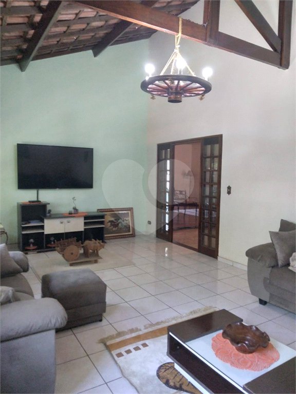 Casa à venda com 4 quartos, sendo 3 suítes,  em Vila Áurea, Poá, SP