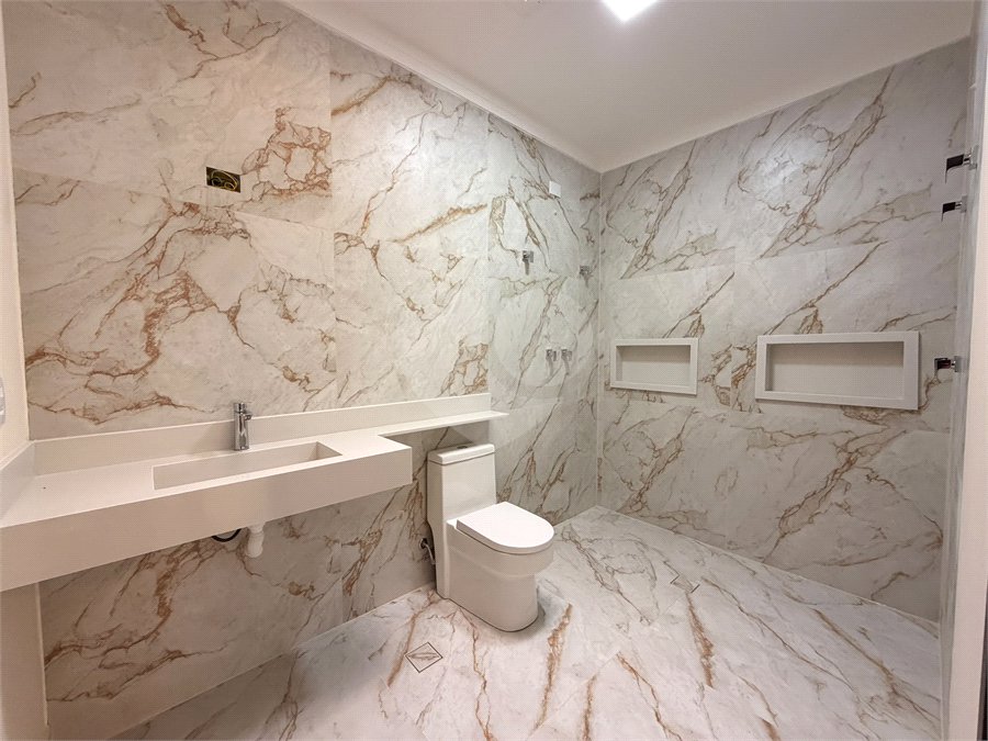 Casa à venda com 5 quartos, sendo 4 suítes, em Vila Rosália, Guarulhos, SP