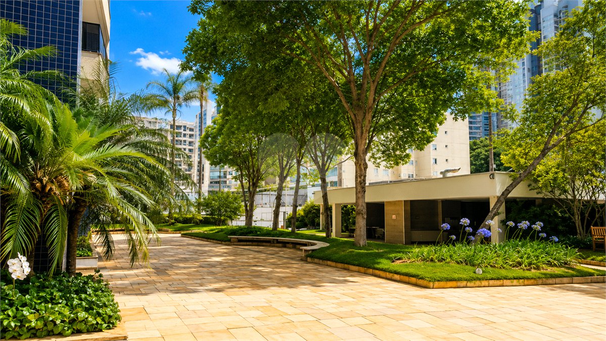 Apartamento à venda com 3 quartos, sendo 1 suíte, em Santo Amaro, São Paulo, SP