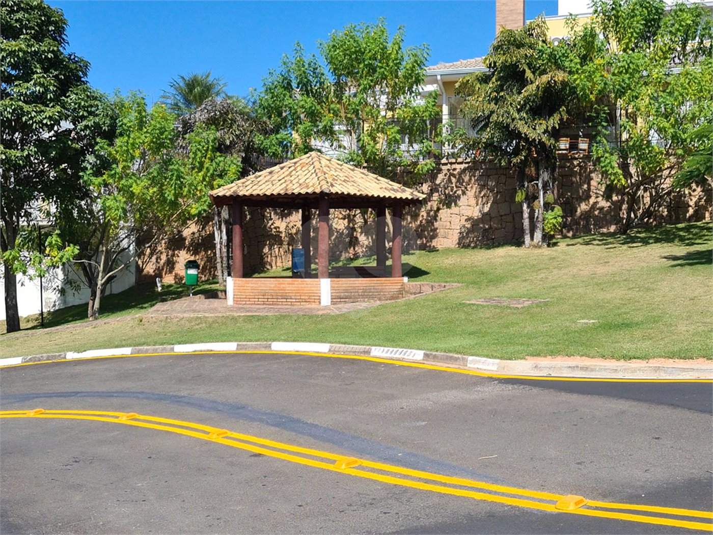 Casa à venda com 3 suítes no condomínio Terras de São Francisco, Vinhedo - SP