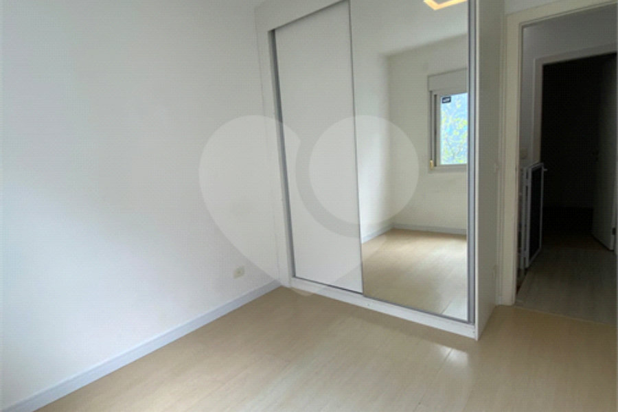 Casa à venda com 3 quartos, sendo 1 suíte, no condomínio Village Santa Cecilia, São Paulo - SP