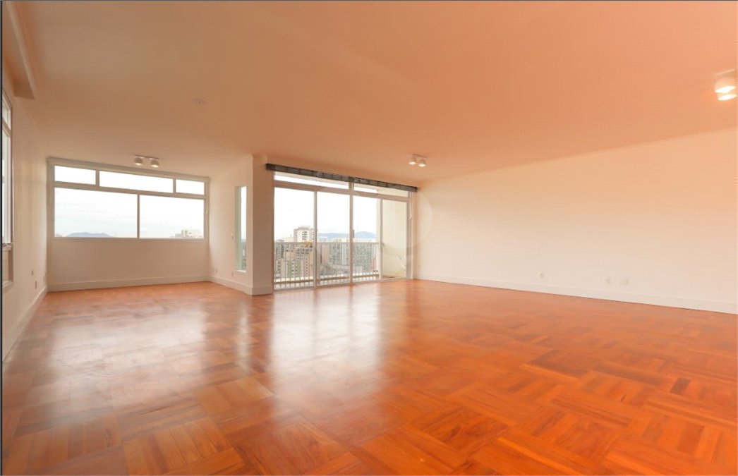 Apartamento à venda com 3 quartos, sendo 1 suíte,  em Santa Cecília, São Paulo, SP
