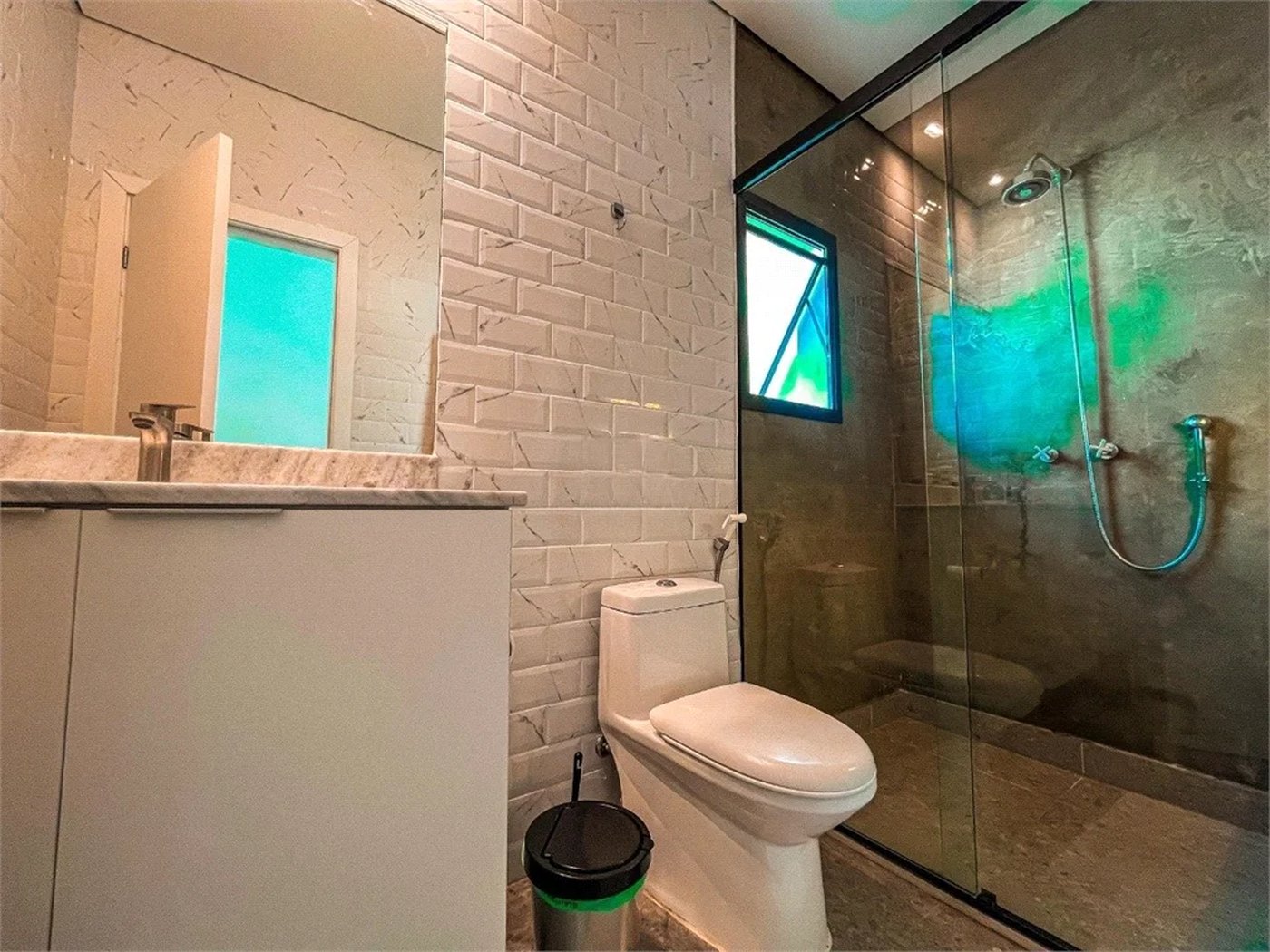 Casa à venda com 4 quartos, sendo 3 suítes, no condomínio Vintage, Cotia - SP