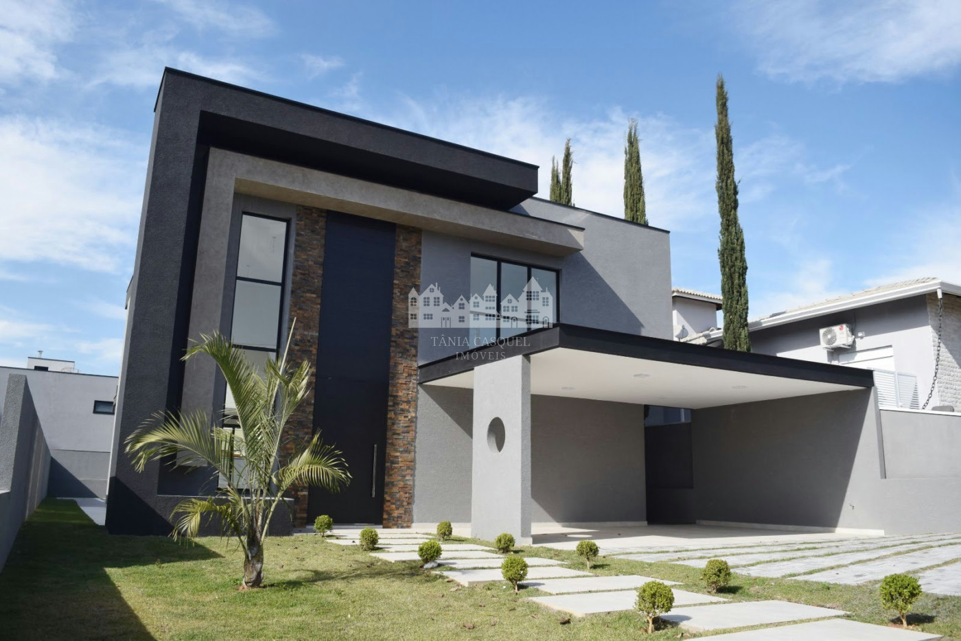 Casa à venda com 4 suítes no condomínio Figueira Garden, Atibaia - SP