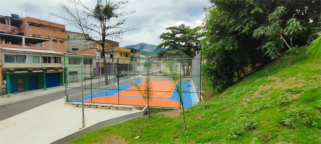 Casa à venda com 5 quartos, sendo 3 suítes, no condomínio Village Texeira Campos, Rio de Janeiro - RJ