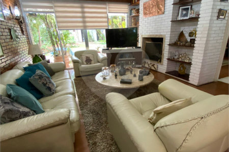 Casa à venda com 4 quartos, sendo 1 suíte,  em Vila Oliveira, Mogi das Cruzes, SP