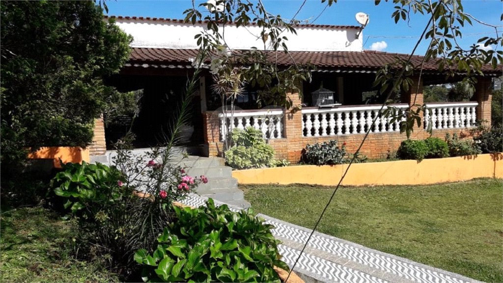 Chácara à venda com 8 quartos, sendo 3 suítes, no Centro, Toledo, MG