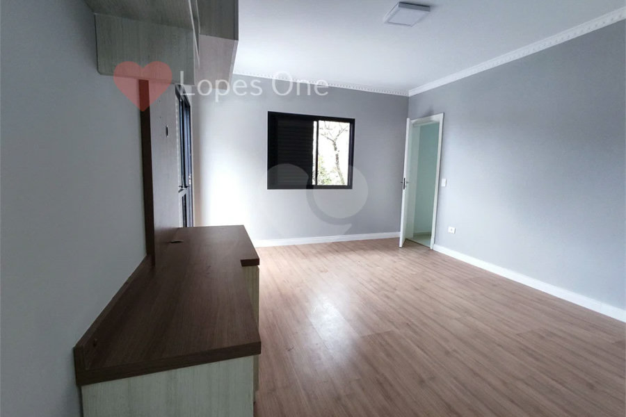 Casa à venda com 3 quartos, sendo 2 suítes, no condomínio Filipe de Vitry, São Paulo - SP